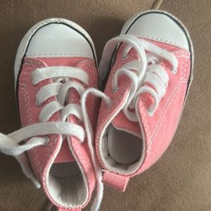 Baby girl converse size 2 crib shoe